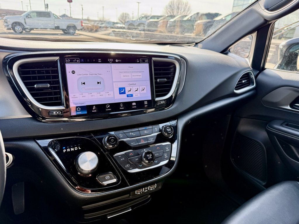 2025 Chrysler Pacifica Select