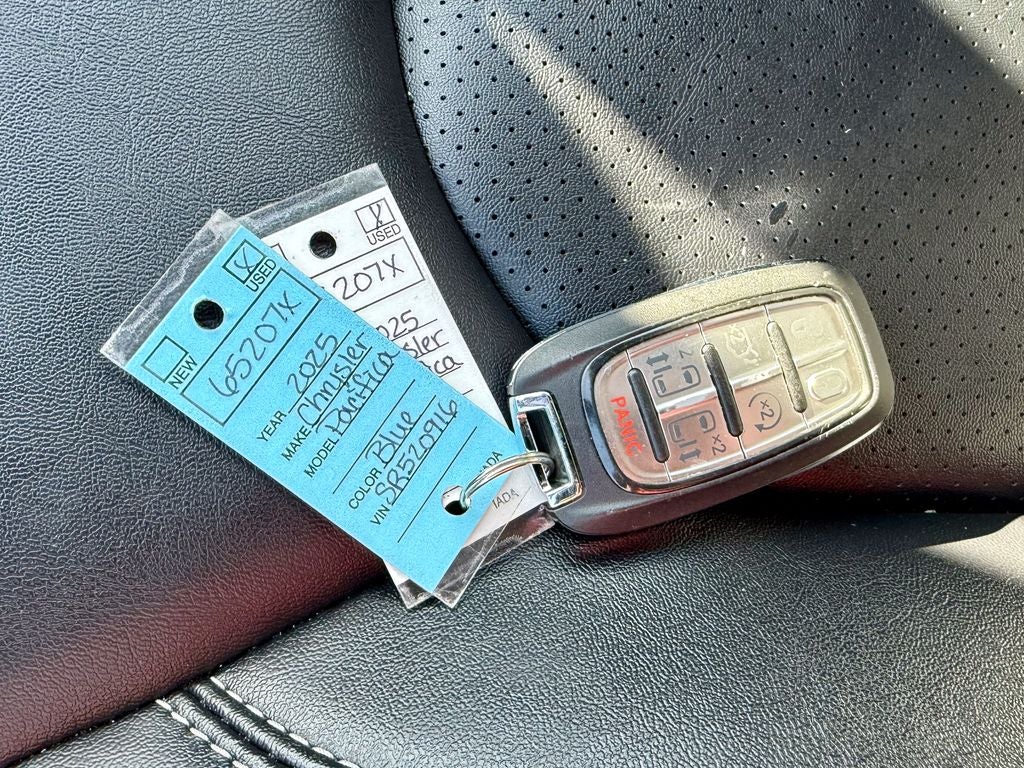 2025 Chrysler Pacifica Select