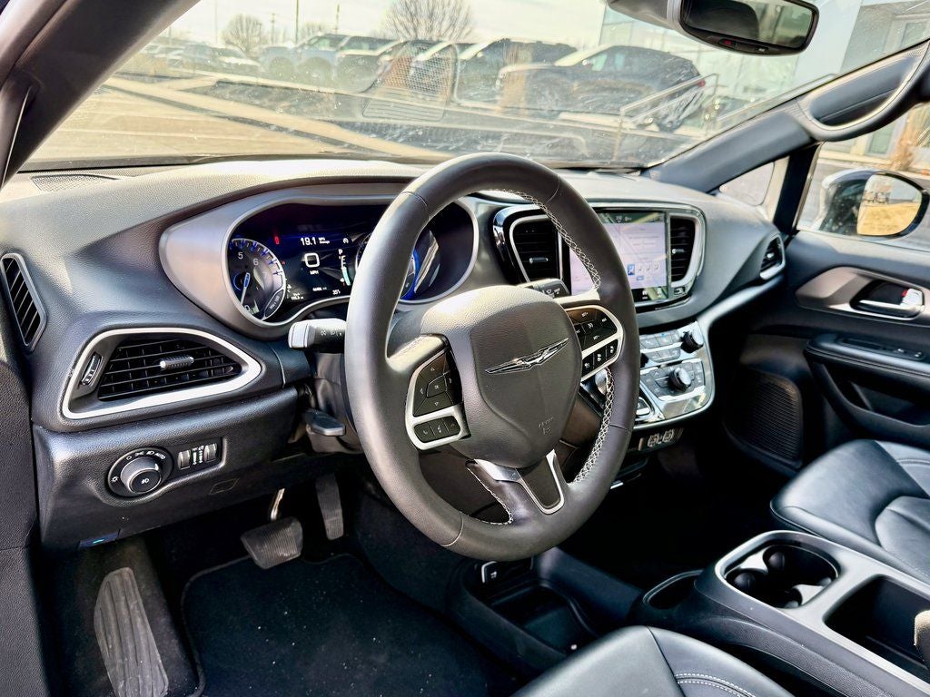 2025 Chrysler Pacifica Select