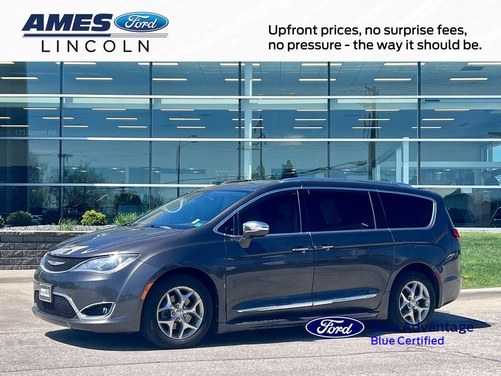2017 Chrysler Pacifica Limited's photo