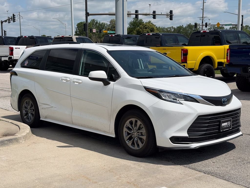 2023 Toyota Sienna LE 8 Passenger