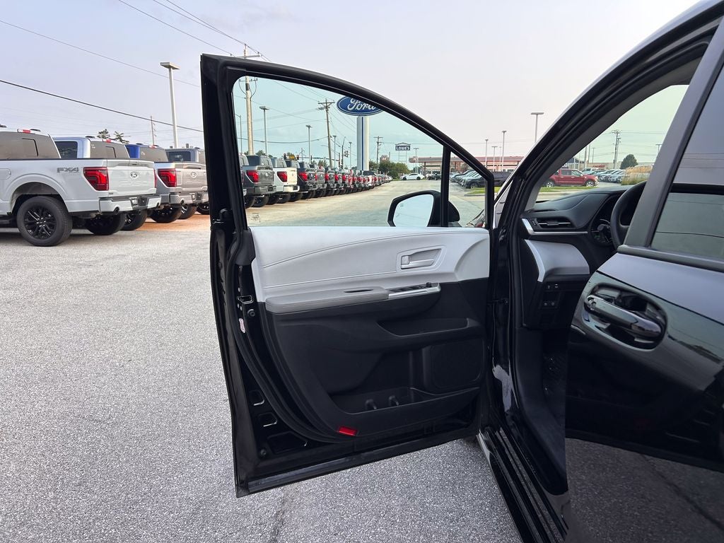 2025 Toyota Sienna LE 8 Passenger
