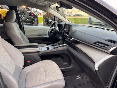 2025 Toyota Sienna LE 8 Passenger