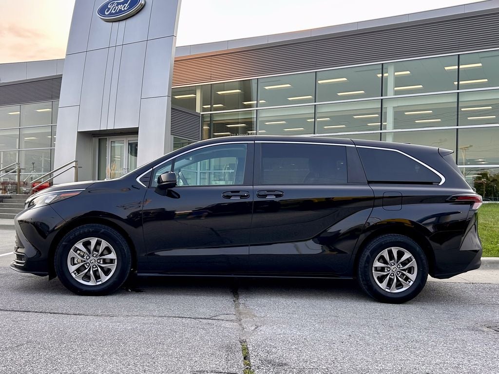 2025 Toyota Sienna LE 8 Passenger