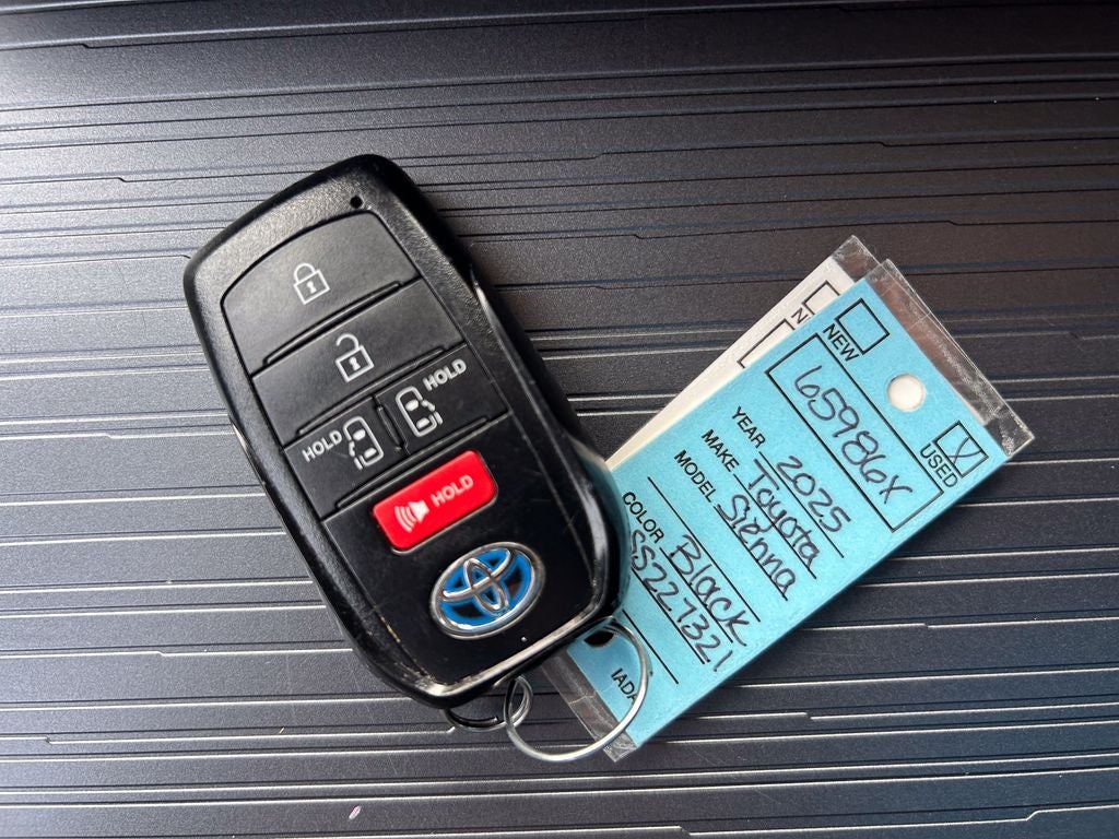 2025 Toyota Sienna LE 8 Passenger