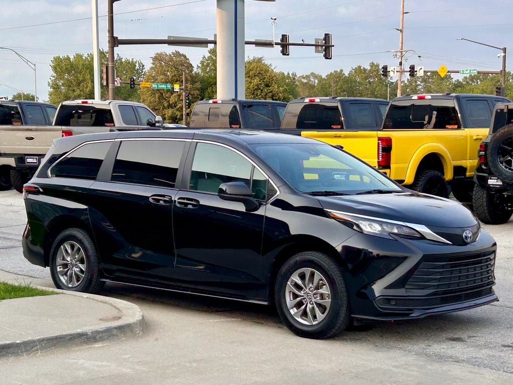 2025 Toyota Sienna LE 8 Passenger