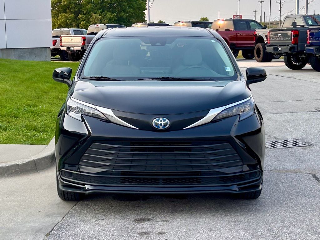2025 Toyota Sienna LE 8 Passenger