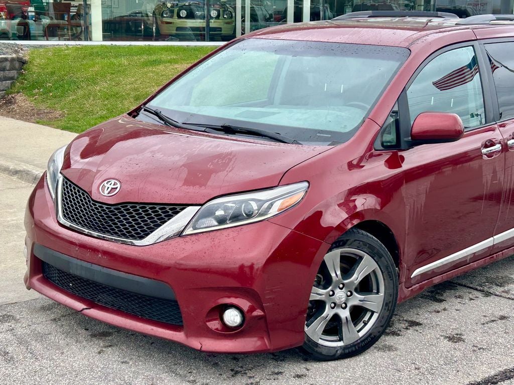 2017 Toyota Sienna SE Premium 8 Passenger