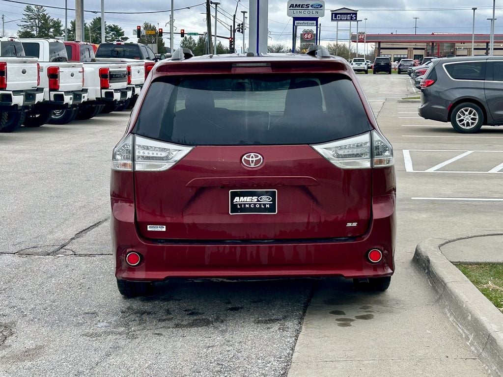 2017 Toyota Sienna SE Premium 8 Passenger