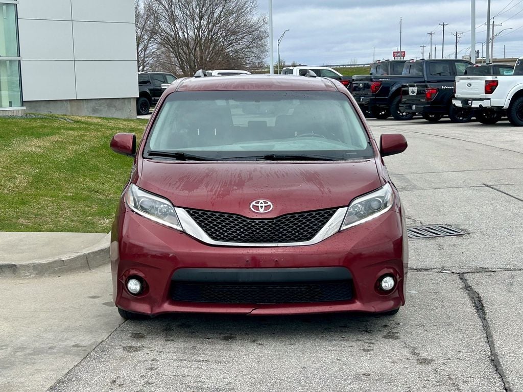 2017 Toyota Sienna SE Premium 8 Passenger