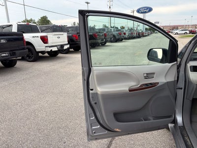 2013 Toyota Sienna XLE 8 Passenger