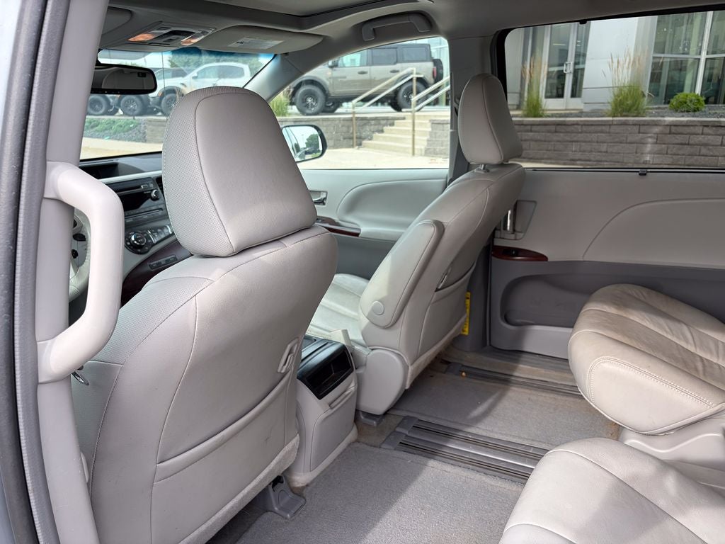 2013 Toyota Sienna XLE 8 Passenger