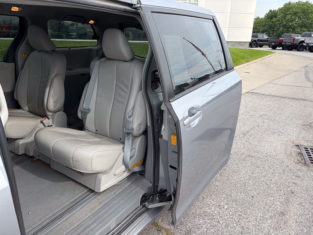 2013 Toyota Sienna XLE 8 Passenger