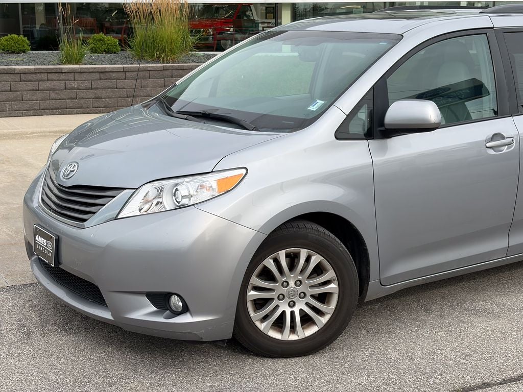 2013 Toyota Sienna XLE 8 Passenger