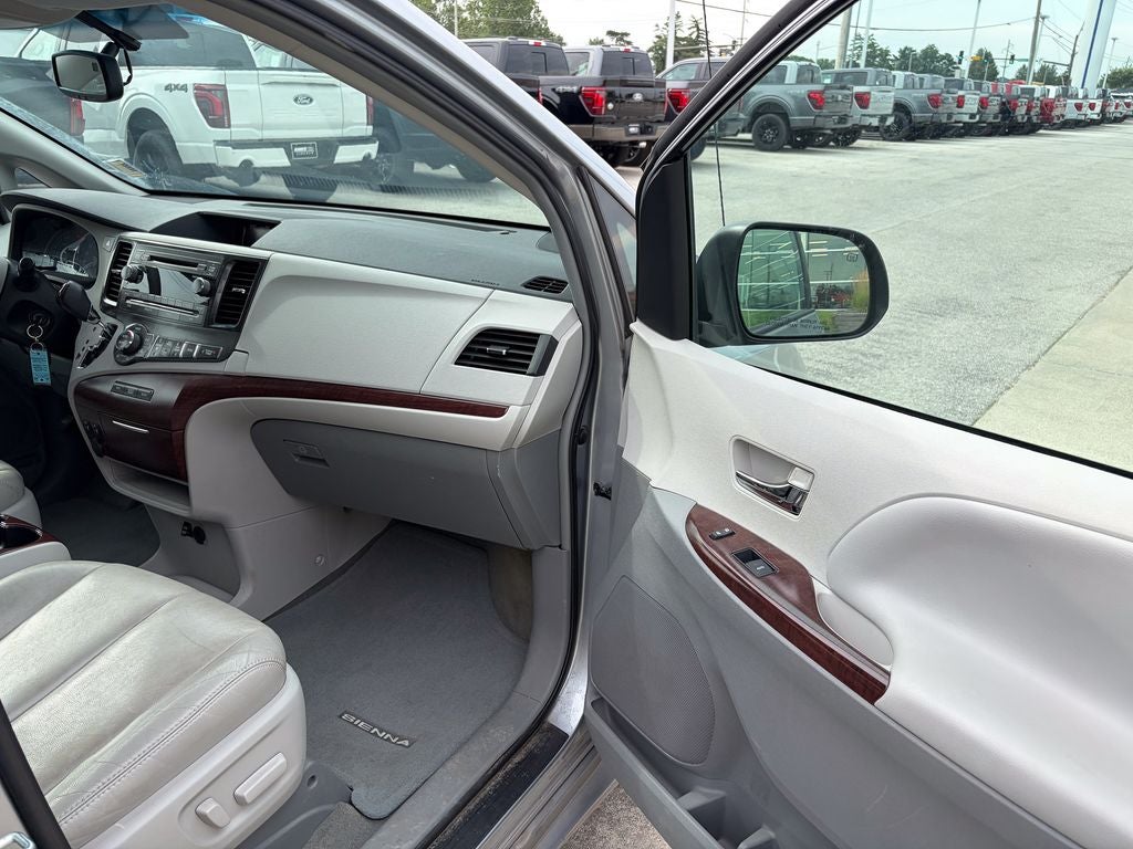 2013 Toyota Sienna XLE 8 Passenger