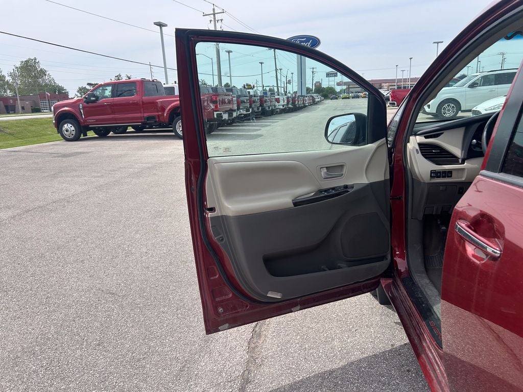 2017 Toyota Sienna XLE Premium 8 Passenger