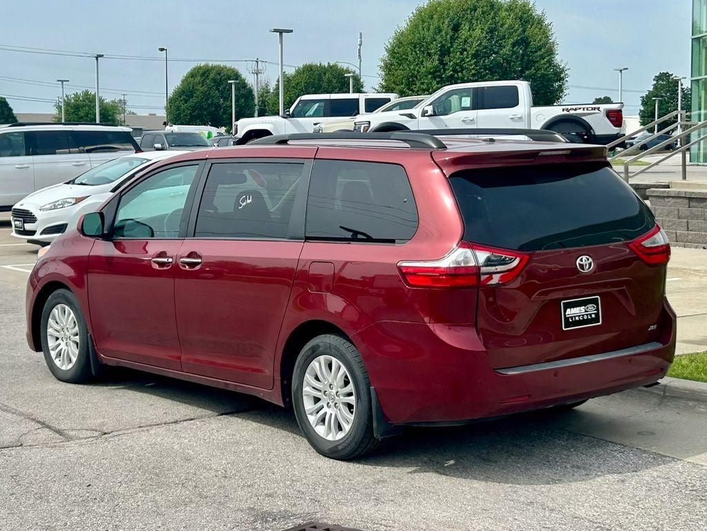 2017 Toyota Sienna XLE Premium 8 Passenger