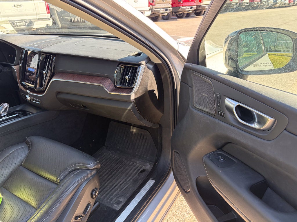2024 Volvo XC60 B5 Ultimate Dark Theme