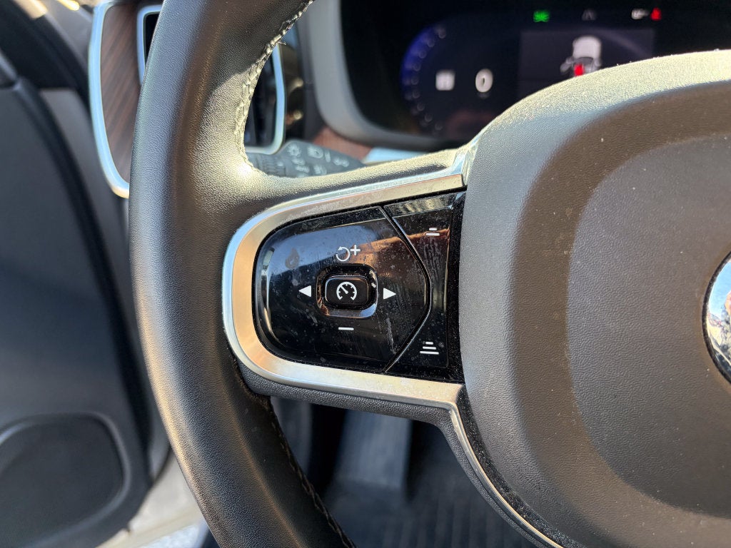 2024 Volvo XC60 B5 Ultimate Dark Theme