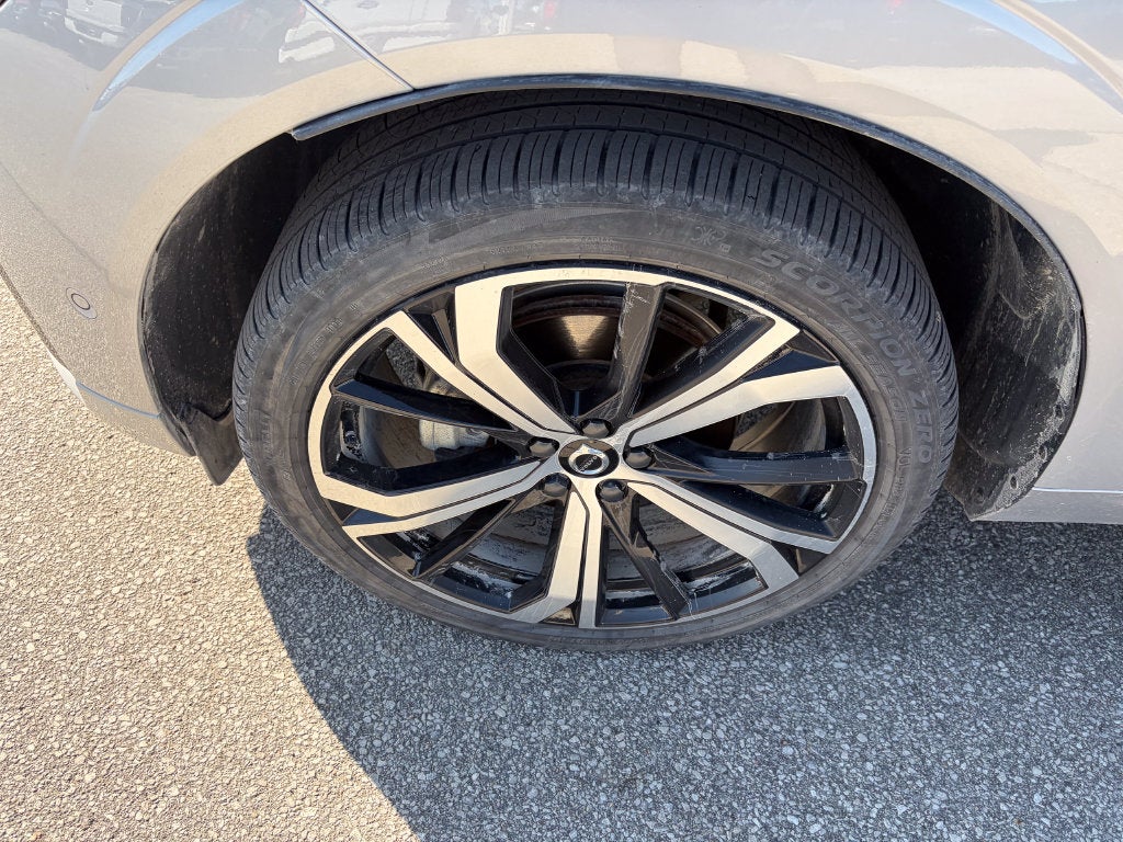 2024 Volvo XC60 B5 Ultimate Dark Theme