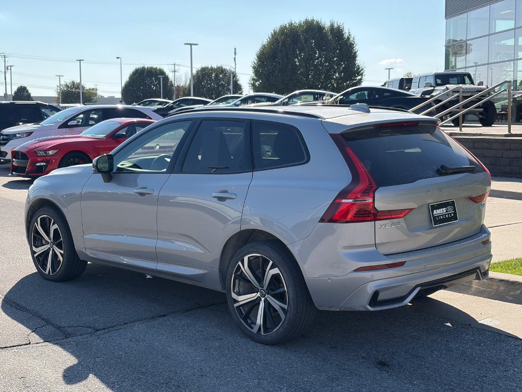 2024 Volvo XC60 B5 Ultimate Dark Theme