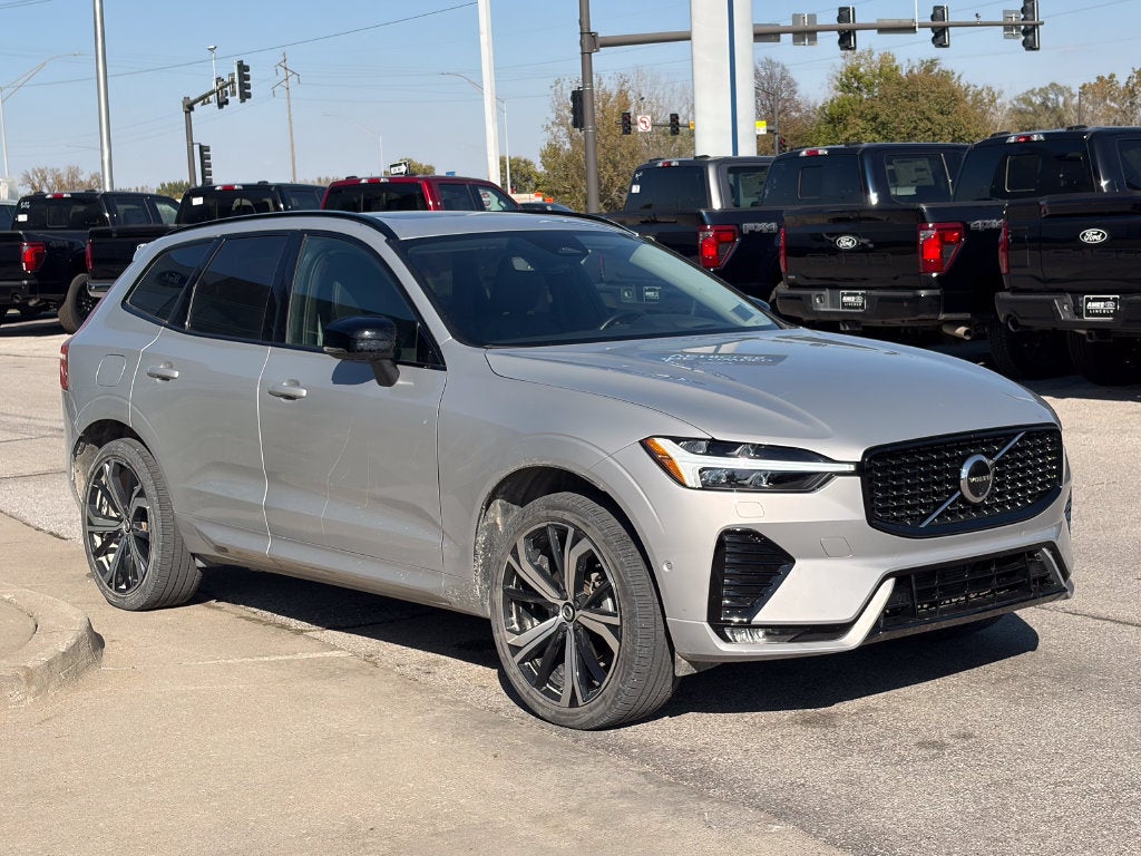 2024 Volvo XC60 B5 Ultimate Dark Theme