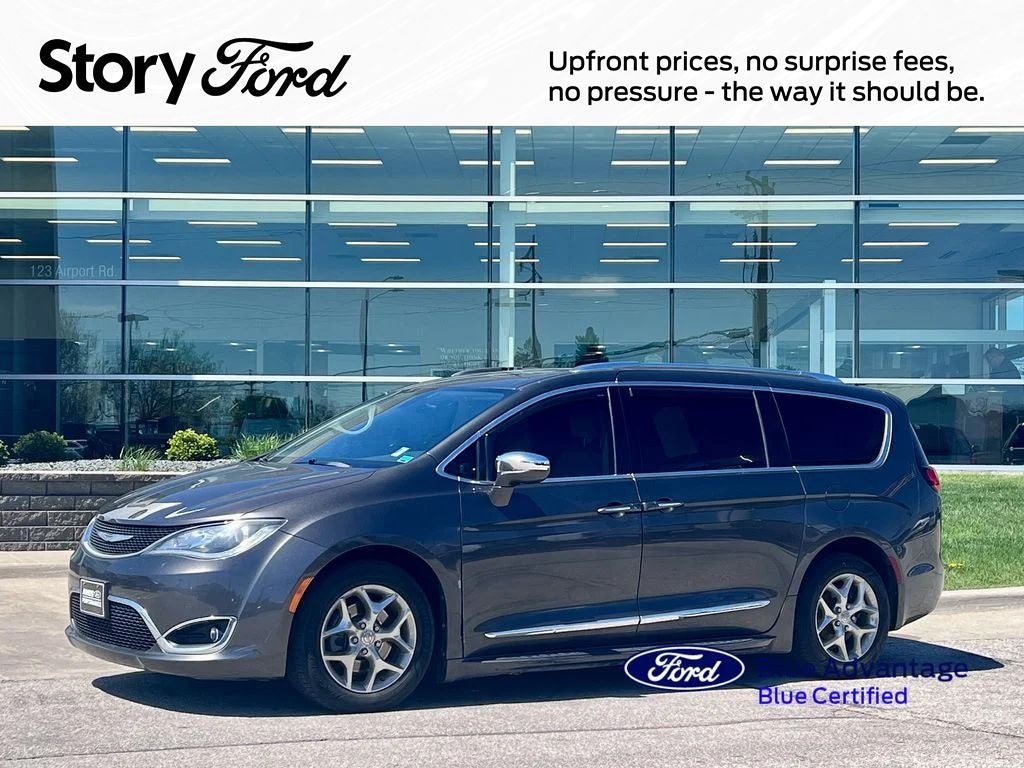 2017 Chrysler Pacifica Limited's photo